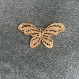 Butterfly pin
